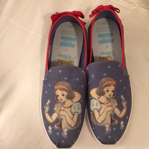 Snow White Tom’s size 8.5